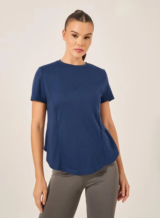 ستايلي اكتيف بلوزة قصيرة بأكمام قصيرة بتفاصيل ملتفة