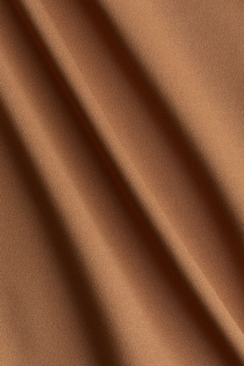 اتش اند ام بلوزة بتصميم أكتاف مكشوفة