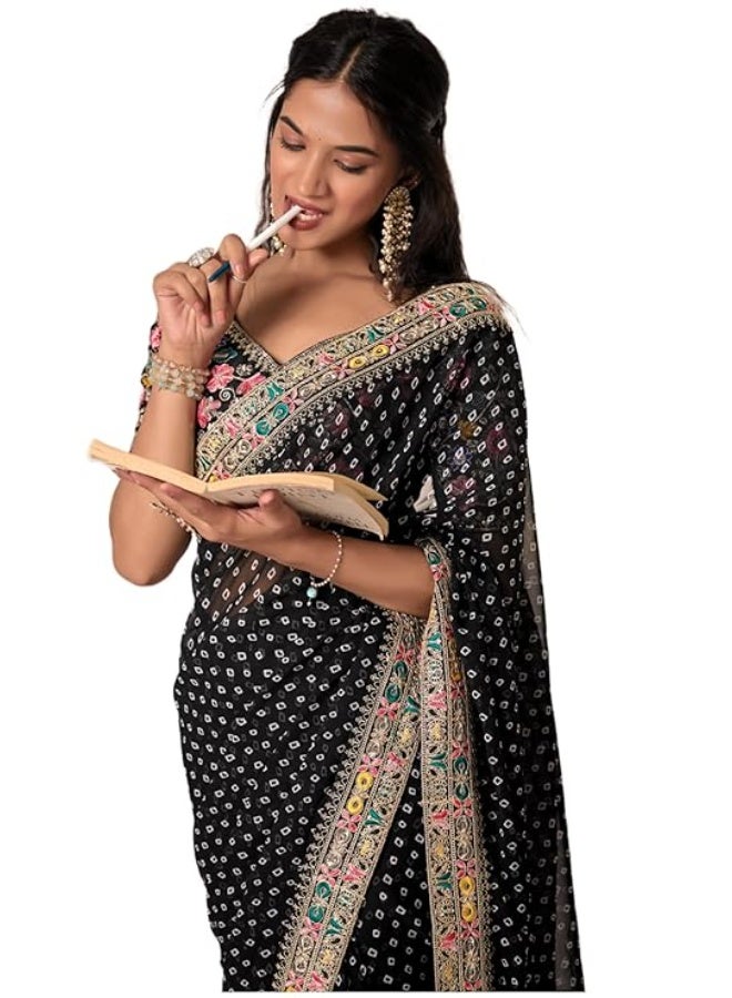 Sidhidata ساري نسائي من سيديداتا مطبوع عليه بانداني/بانديج، مطرز بتطريزات متعددة الترتر، ومزين بحواف من الدانتيل، مع قطعة بلوزة مطرزة غير مخيطة (مقاس حر). - Image 1