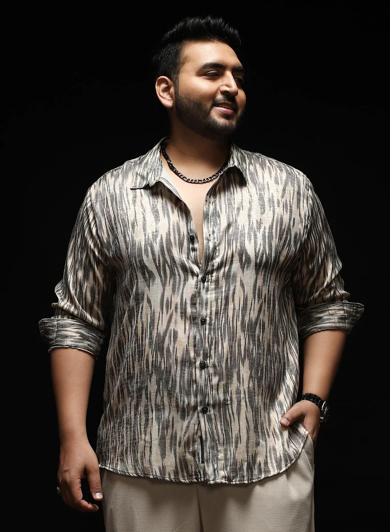 انستافاب بلس قميص رجالي مطبوع بتصميم تجريدي رمادي وأوف وايت