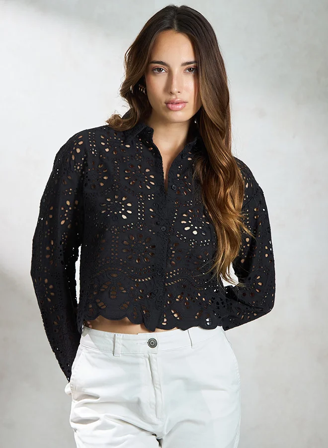 فيرجيو قميص أسود قطن % بقصة بوكسي وحافة مكشكشة