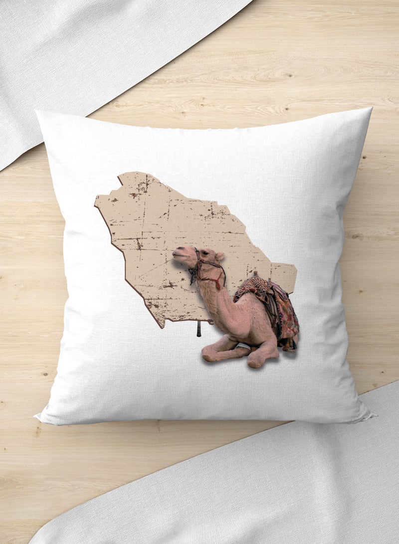 لوحة غطاء وسادة من البوليستر بتصميم جمل مع شكل خريطة السعودية - Image 1