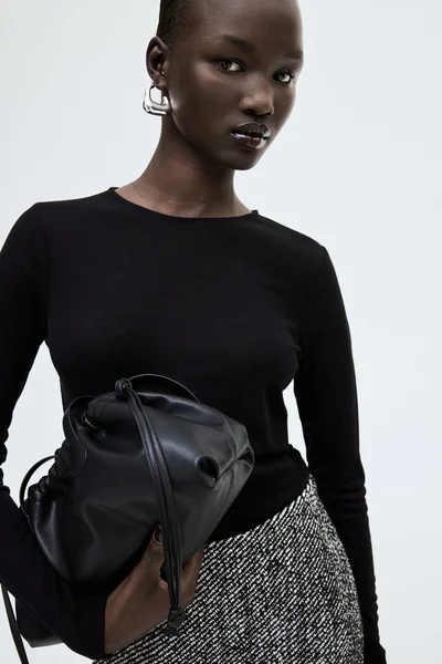 اتش اند ام تنورة قصيرة