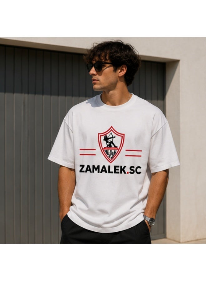 تيشيرت رجالي أبيض قطني فاخر، مطبوع عليه كلمة "زمالك" باللون الأسود، بياقة دائرية (مقاس كبير). - Image 1