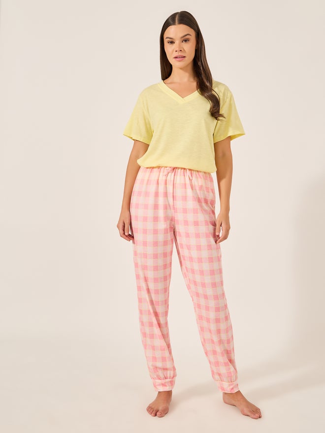 ستايلي طقم بيجامة قميص برقبة على شكل حرف  وبنطلون كاروهات بأساور - Image 2