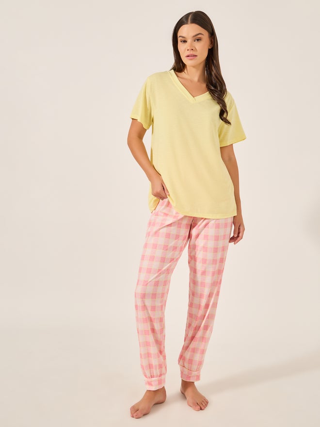 ستايلي طقم بيجامة قميص برقبة على شكل حرف  وبنطلون كاروهات بأساور - Image 1