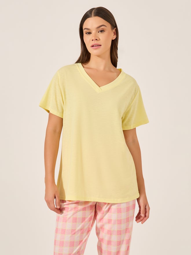 ستايلي طقم بيجامة قميص برقبة على شكل حرف  وبنطلون كاروهات بأساور - Image 3