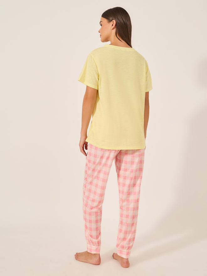 ستايلي طقم بيجامة قميص برقبة على شكل حرف  وبنطلون كاروهات بأساور - Image 5