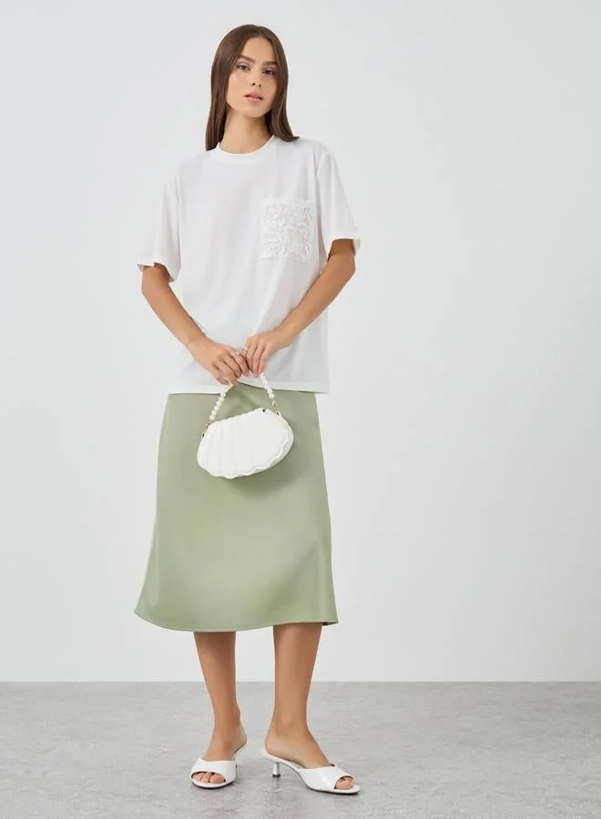 تايك تو تيشيرت واسع بتفاصيل مطرزة من تيك تو