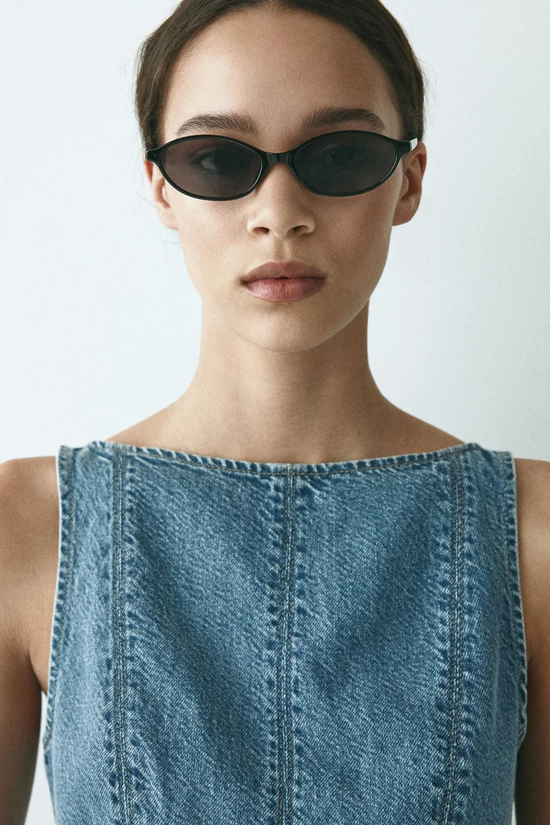 اتش اند ام بلوزة بحافة بيبلوم من قماش الدنيم