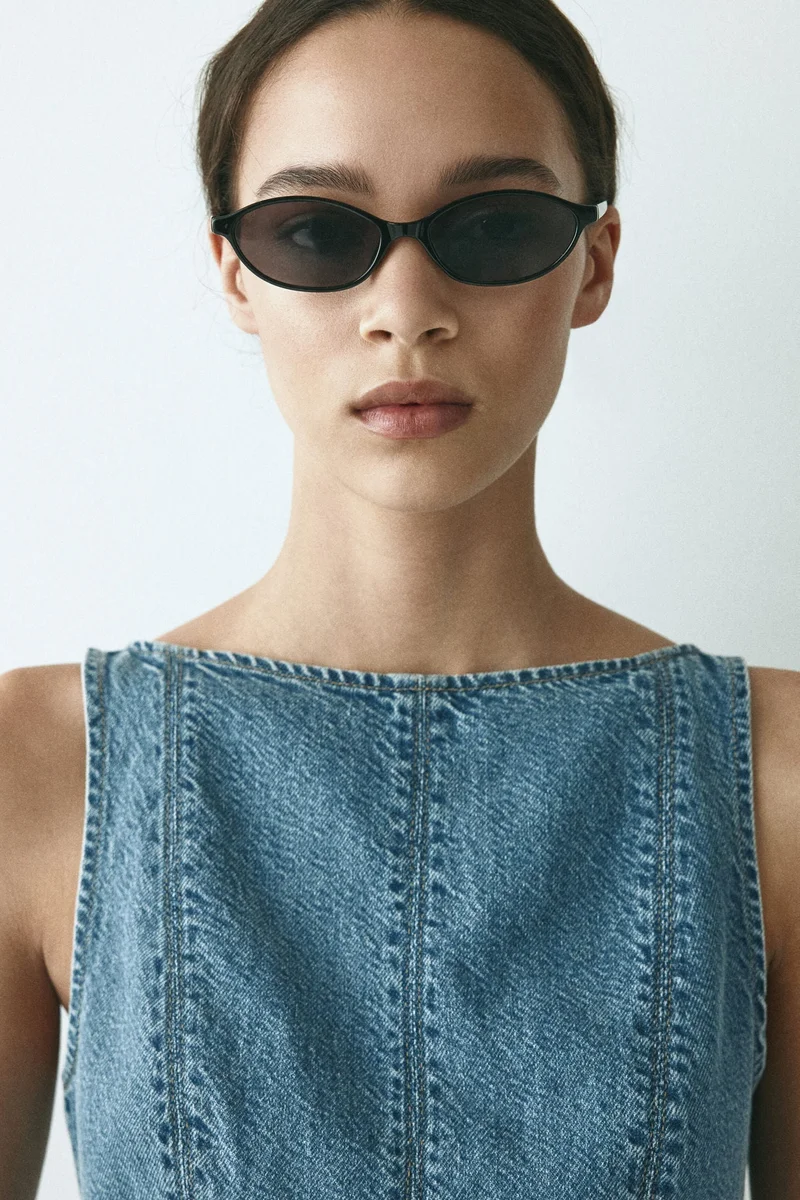 اتش اند ام بلوزة بحافة بيبلوم من قماش الدنيم