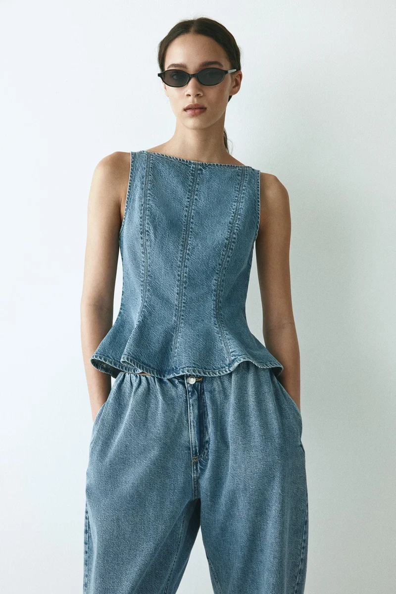 اتش اند ام بلوزة بحافة بيبلوم من قماش الدنيم