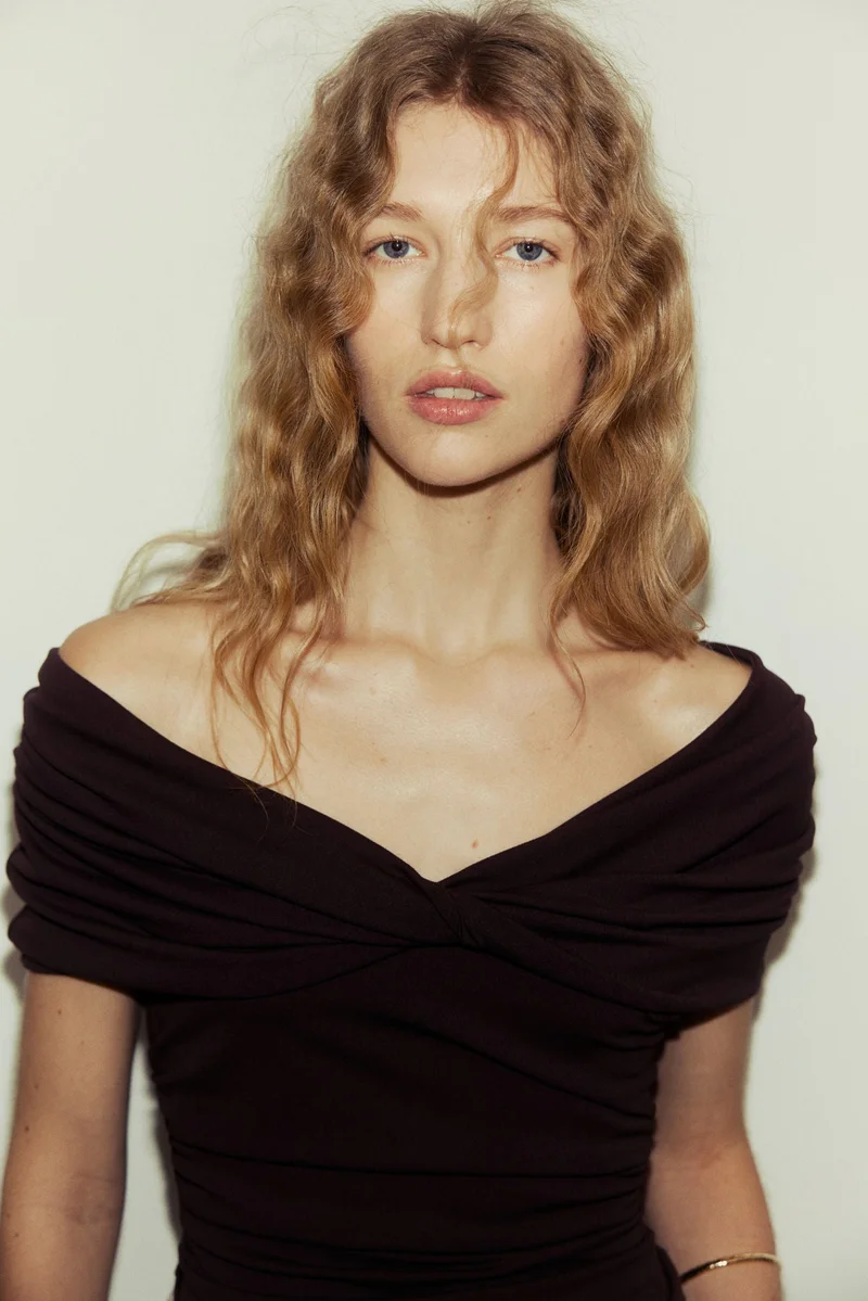 اتش اند ام بلوزة جلدية بكتف ملتوي