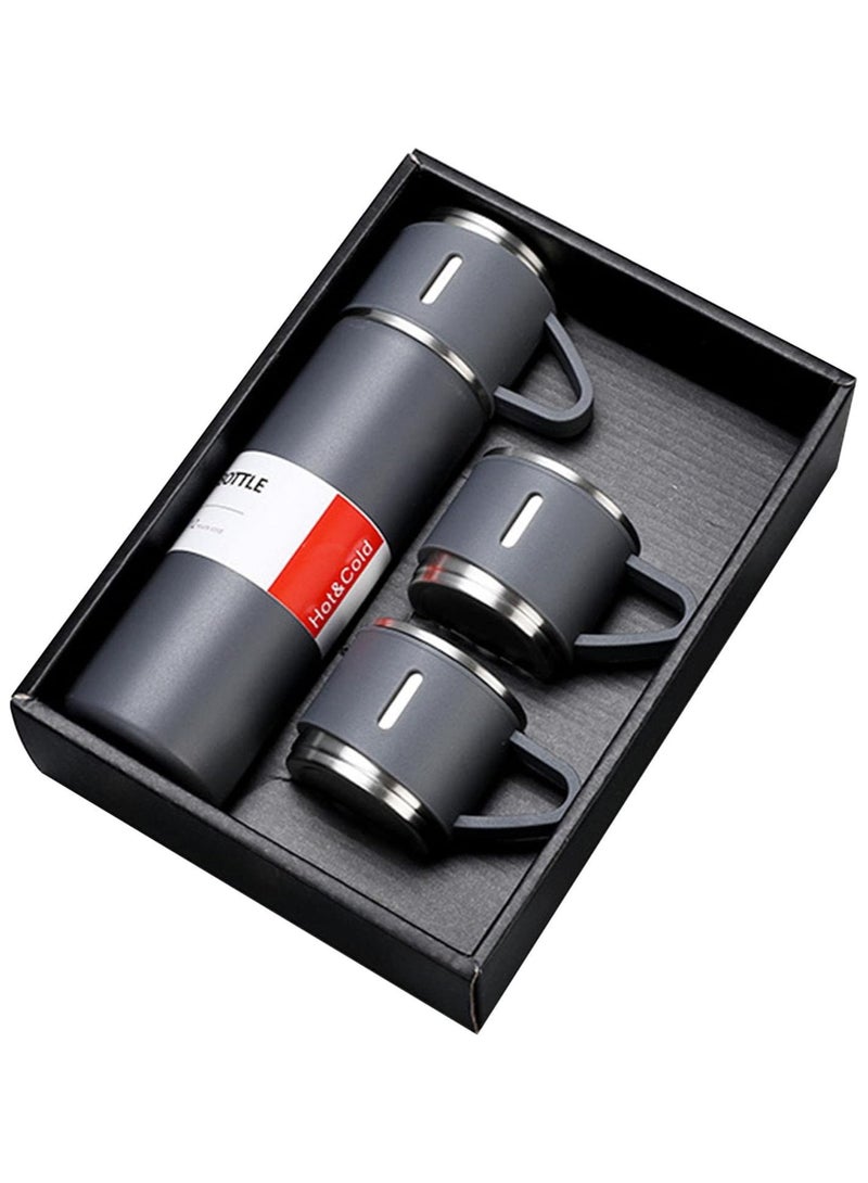 مج وترمس حراري أصلي بسعة 500 مل مع  ثلاثة اكواب ، زجاجة حرارية ، ترمس شاي وقهوة يحافظ على الحرارة معزول بتفريغ الهواء من الستانلس ستيل 304، مناسب للسفر والمشروبات الساخنة والباردة، ومثالي للأطفال والرضع. يتميز بتصميم مقاوم للتسرب ويعتبر هدية رائعة للاستخدام في الهواء الطلق، المكتب، المنزل، والرياضة، - مج قهوة و نسكافيه وكابتشينو وشاي - مج مناسب لمسند السيارة - مج كوفي- عازل بجدار مزدوج من الستانلس ستيل - كوب حراري معزول بتفريغ الهواء من الستانلس ستيل بجدار مزدوج للشاي والقهوة والسفر - مجموعة ترمس حراري مع تلات كوبايات - زجاجة مياه معزولة بتفريغ الهواء من الستانلس ستيل - طقم قارورة عازلة للحرارة مع 3 اكواب - Image 3