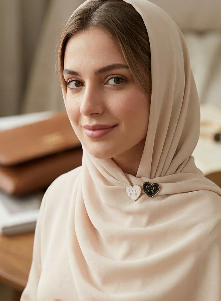 دبابيس حجاب مغناطيسية متعددة الأغراض للنساء - قطعتان - مشبك وشاح آمن بدون ثقب للقماش - مغناطيس قوي للملابس (ابيض وأسود نقش قلب) - Image 3