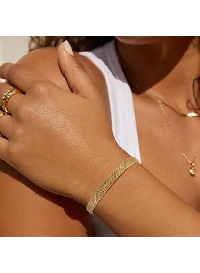 Luxuria Bismark Curb bracelet in 18k gold, made of stainless steel, with an Italian mesh design, adorned with an elegant and modern charm, in a zigzag pattern, 4.4mm thick, an ideal gift for women, shiny surface. - Image 5