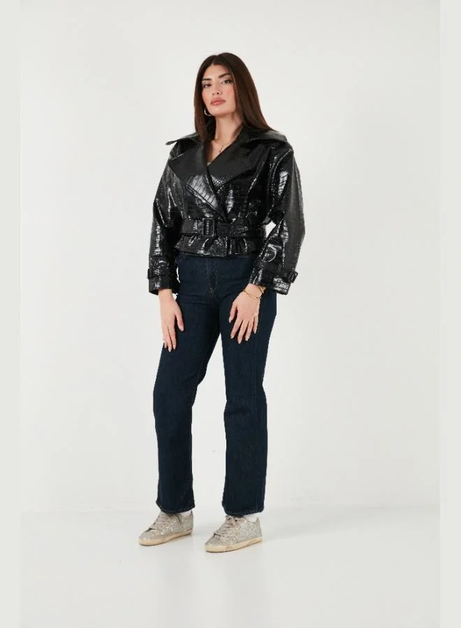 ليلا جاكيت جلد نسائي ليلا بتفاصيل حزام وياقة مزدوجة الصدر بقصة واسعة