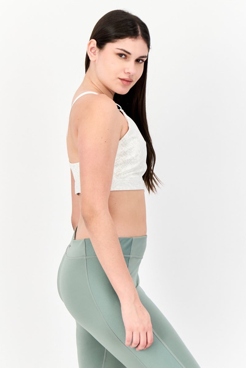 Adidas حمالة صدر رياضية مبطنة بشعار العلامة التجارية للنساء، أبيض فاتح - Image 2