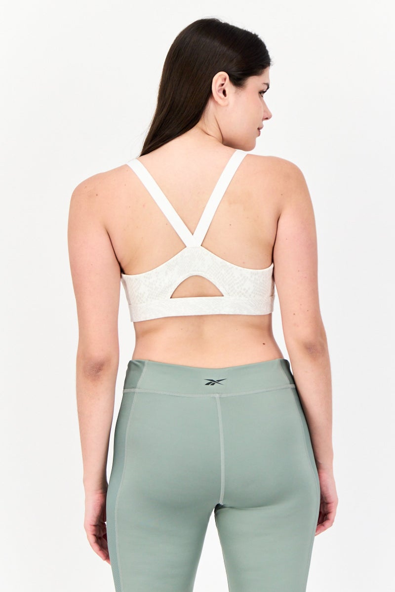 Adidas حمالة صدر رياضية مبطنة بشعار العلامة التجارية للنساء، أبيض فاتح - Image 3