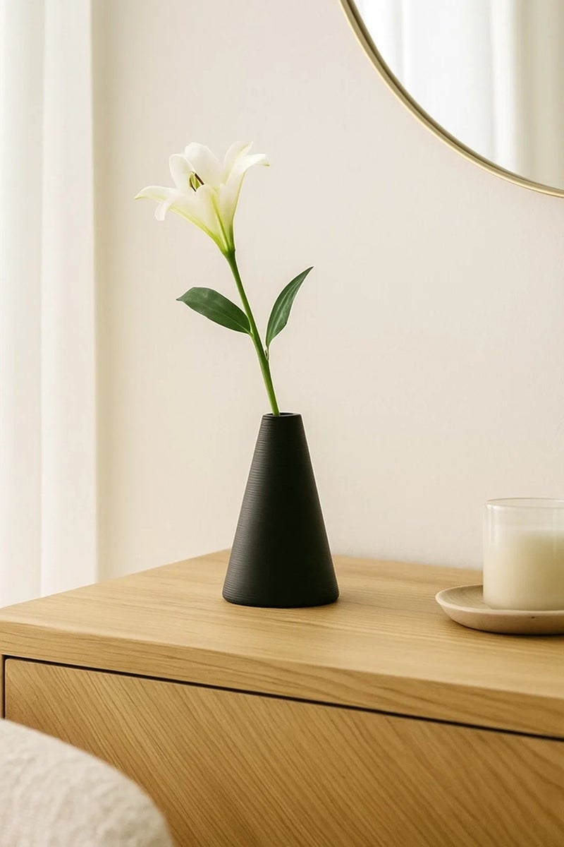 ماريا هومز مزهرية سيراميك مخروط أسود غير لامع – مزهرية زهور عصرية بسيطة لديكور المنزل - Image 1