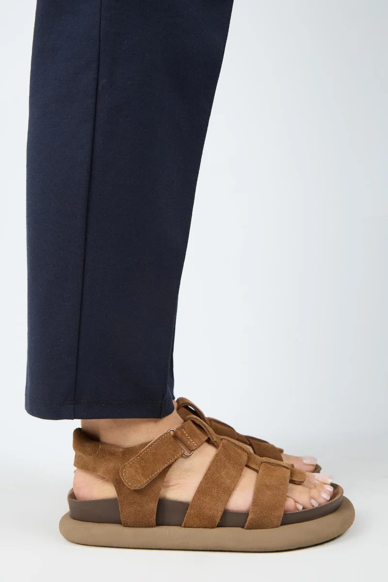 مانجيرو صندل نسائي من مانيجيرو كابرا مصنوع من الجلد الطبيعي، مزود بحزام فيلكرو، باللون البني الفاتح