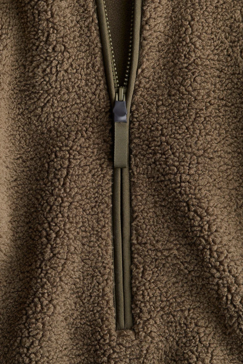 اتش اند ام بلوزة رياضية من نسيج تيدي