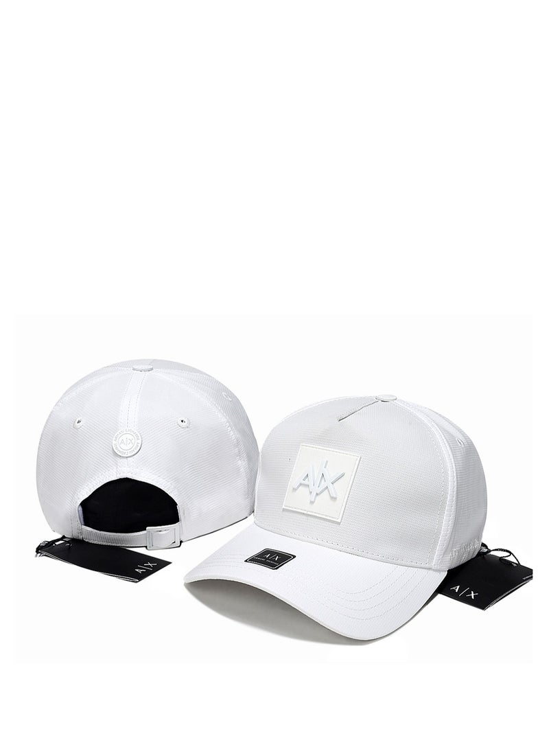 قبعة AX: بيضاء بسيطة، علامة تجارية منقوشة