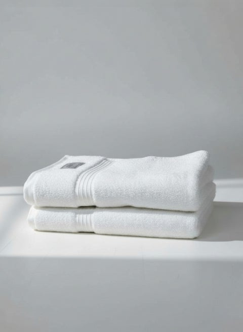 منشفة حمام فاخرة من هوم إسينشالز بجودة فندقية - قطن 100%، 550 غرام/متر مربع - فائقة النعومة والامتصاص - 70 × 140 سم، لون أبيض