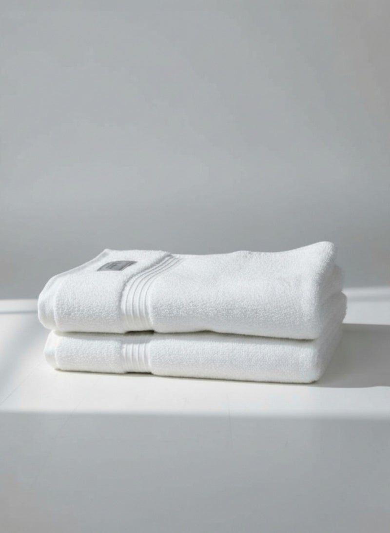 هوم إسنشالز منشفة حمام فاخرة من هوم إسينشالز بجودة فندقية - قطن 100%، 550 غرام/متر مربع - فائقة النعومة والامتصاص - 70 × 140 سم، لون أبيض - Image 1