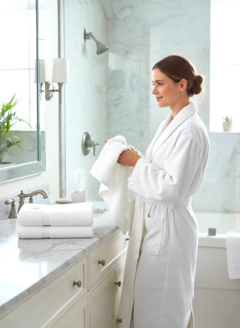 هوم إسنشالز منشفة حمام فاخرة من هوم إسينشالز بجودة فندقية - قطن 100%، 550 غرام/متر مربع - فائقة النعومة والامتصاص - 70 × 140 سم، لون أبيض - Image 2