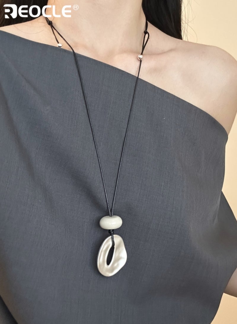 ريوكل قلادة نسائية غير منتظمة الشكل قلادة فنية بسيطة مع حبل أسود قابل للتعديل قلادة عصرية على الطراز البوهيمي بتصميم هندسي فريد - Image 1