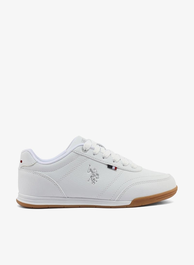 يو اس بولو اسن أحذية رياضية نسائية بيضاء قصيرة بنعل مسطح بتصميم رباط خفيف مريح للاستخدام اليومي - Image 1