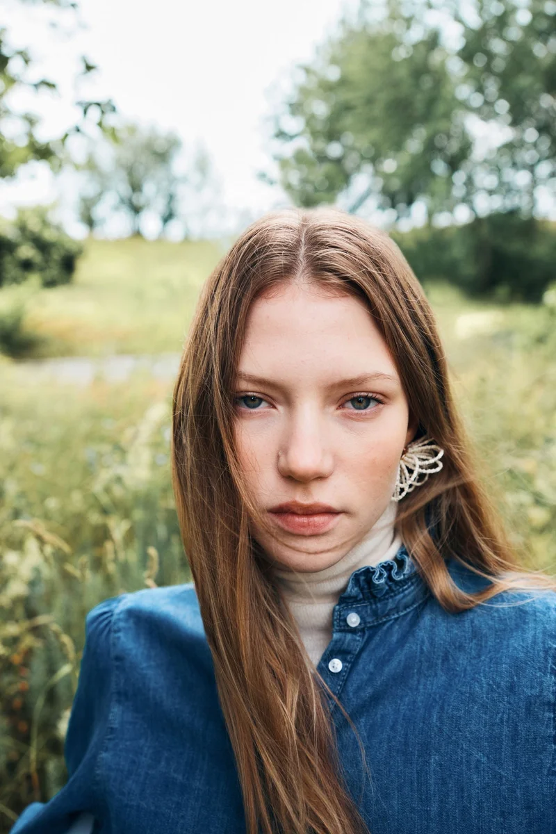 اتش اند ام بلوزة دنيم مزينة بكشكش