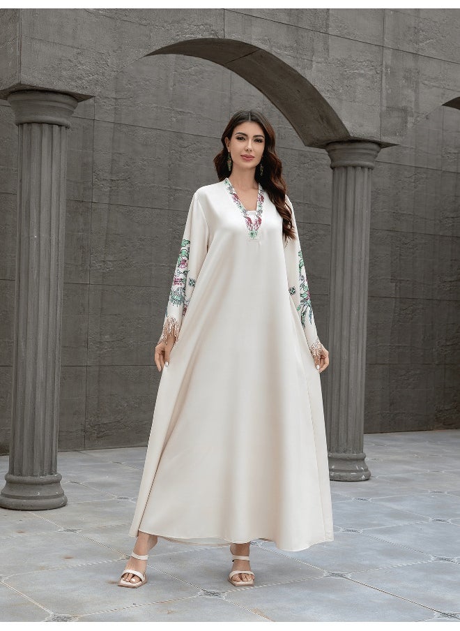 مدام يونيك فستان نسائي بتصميم طويل مع ياقة على شكل V وزخارف مطرزة وتفاصيل من الدانتيل  - Image 4