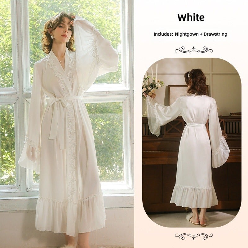 روب نسائي فاخر من الساتان بتفاصيل الدانتيل المائي وحزام ربط وخصر مضبوط وأكمام واسعة وحاشية متموجة – أطقم منزلية وأنسلة أنيقة 960