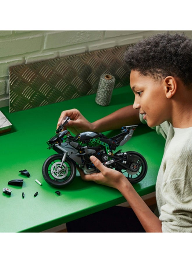 42170 Technic Kawasaki Ninja H2R Motorcycle Toy, Vehicle Gift For Kids, Collectible Building Set For Boys And Girls Aged 10 And Over, Scale Model Kit For Independent Play (643 Pieces)