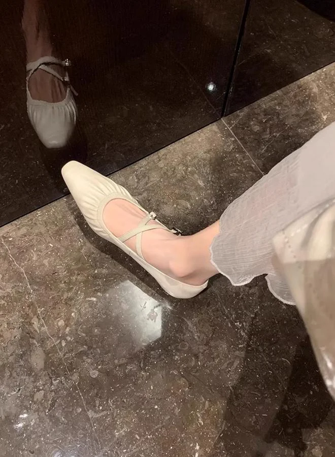 تايك تو حذاء بمقدمة مدببة وتفاصيل مطاطية