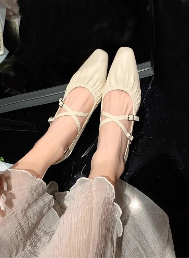 تايك تو حذاء بمقدمة مدببة وتفاصيل مطاطية