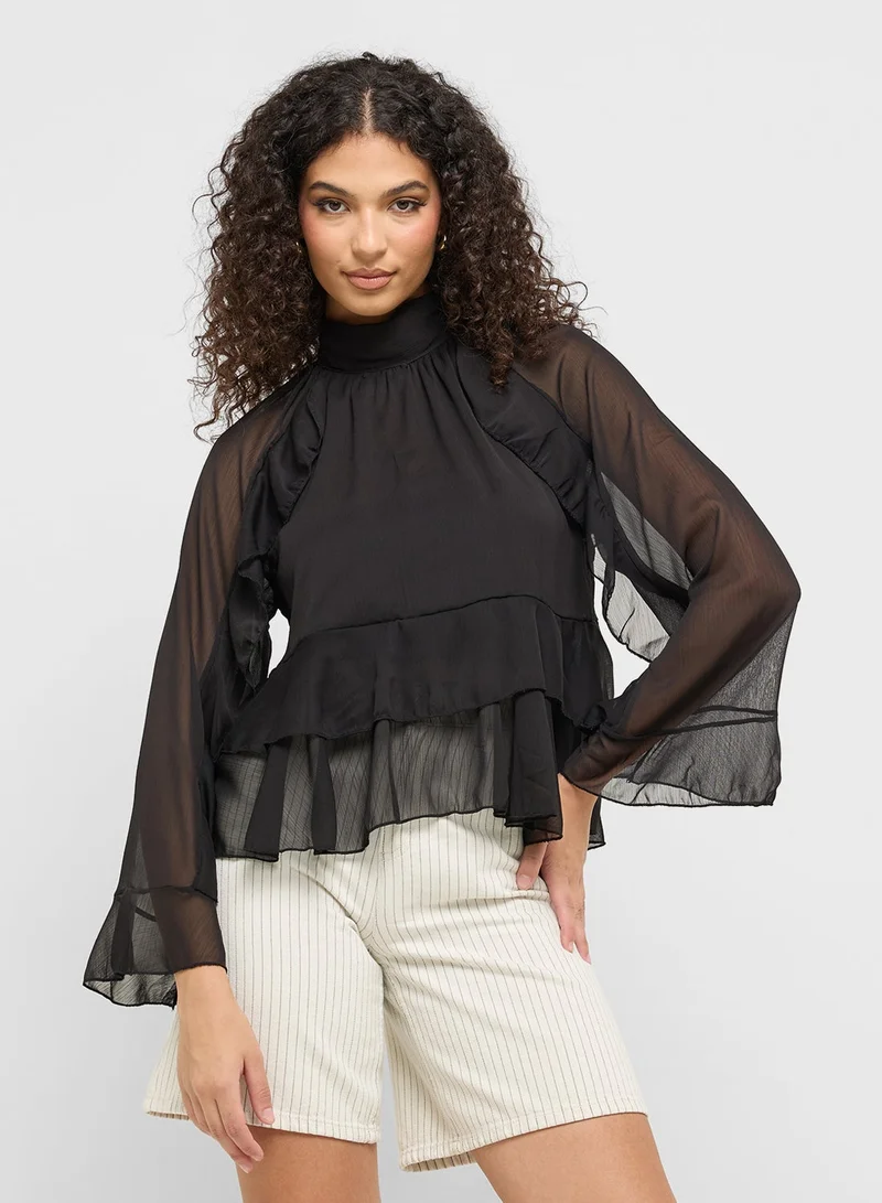 جينجر بلوزة بيضاء مكشكشة