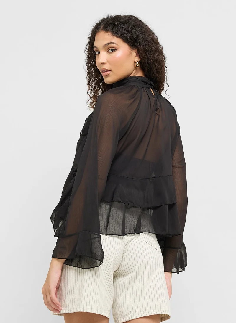 جينجر بلوزة بيضاء مكشكشة