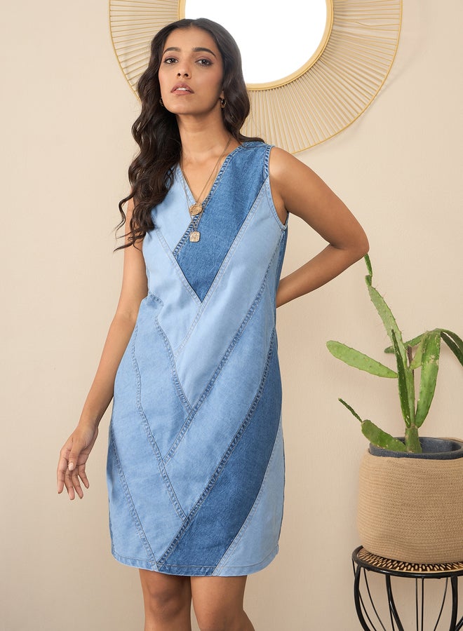 ستايل ستون فستان جينز قصير بدون أكمام أزرق من ستايل ستون بتطريز مرقع - Image 1