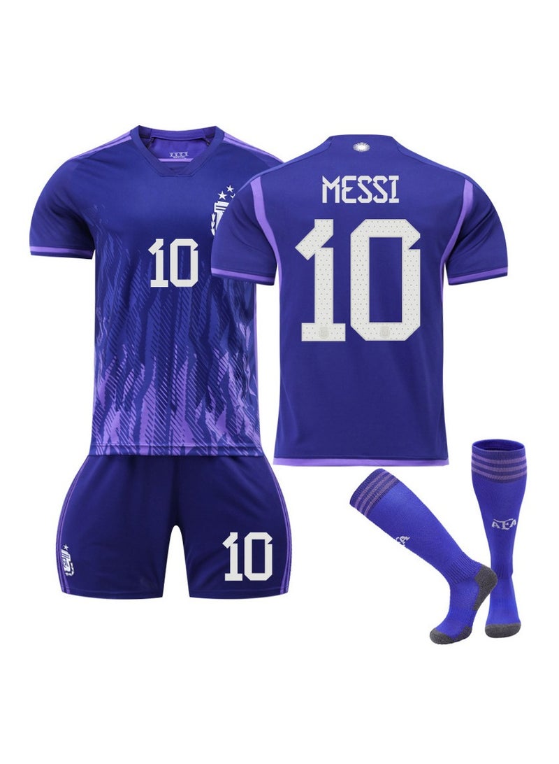 عام قميص منزلي لمنتخب الأرجنتين لكرة القدم لموسم 22-23 برقم لاعب ميسي #10. يشمل الطقم القميص والشورت والجوارب، متوفر بمقاسات الأطفال والكبار، هدية مثالية للمشجعين والأصدقاء. - Image 1
