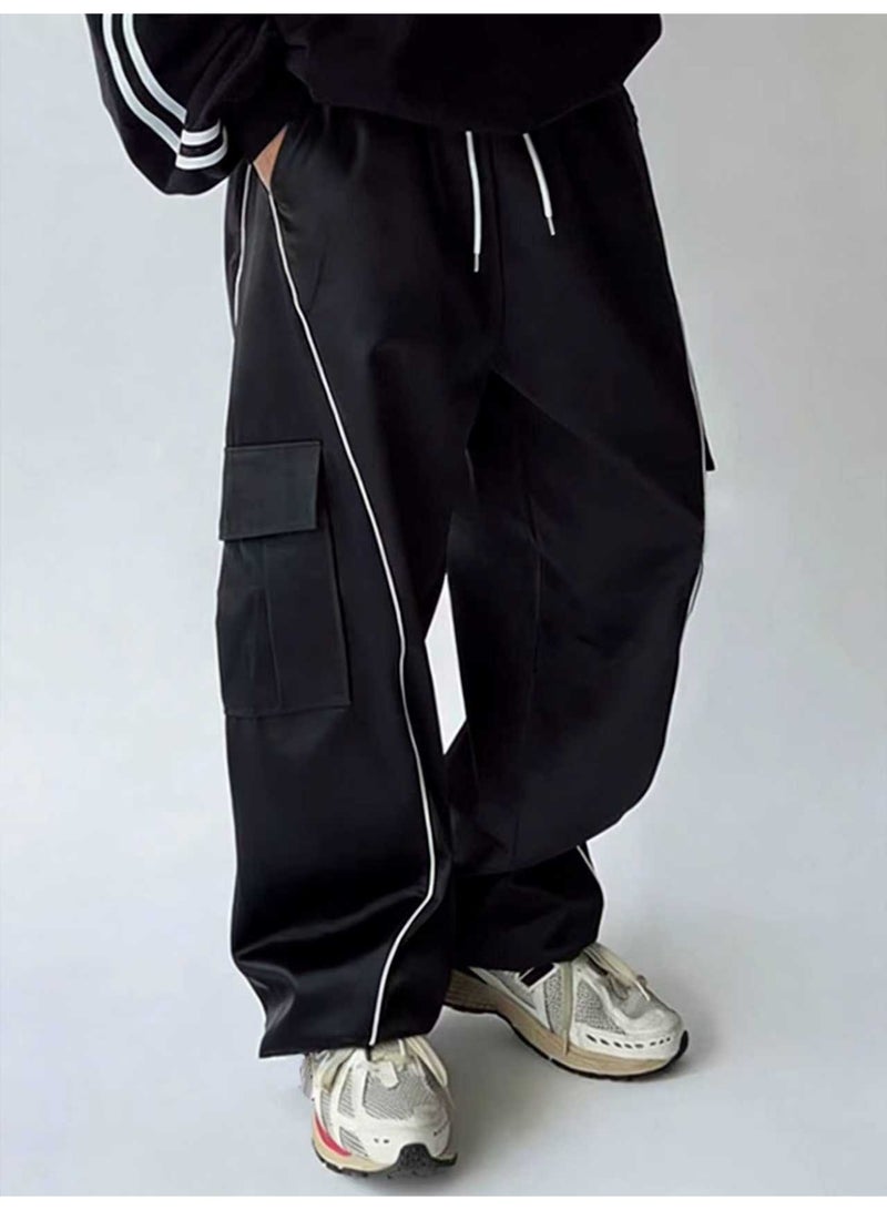 بنطلون رجالي أسود واسع الساقين بخطوط جانبية بيضاء، بقصة فضفاضة ورباط، مناسب للإطلالات الكاجوال. - Image 2