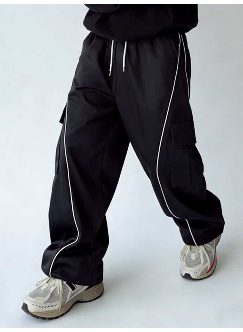 بنطلون رجالي أسود واسع الساقين بخطوط جانبية بيضاء، بقصة فضفاضة ورباط، مناسب للإطلالات الكاجوال. - Image 1