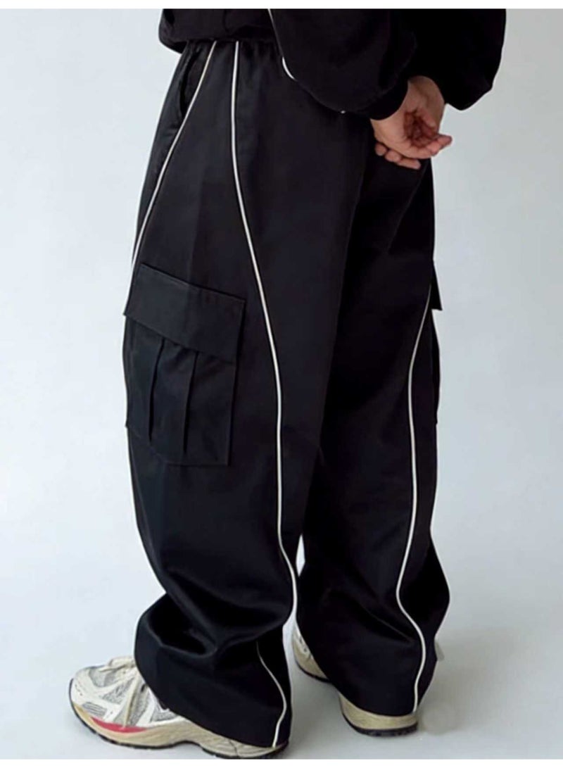 بنطلون رجالي أسود واسع الساقين بخطوط جانبية بيضاء، بقصة فضفاضة ورباط، مناسب للإطلالات الكاجوال. - Image 3