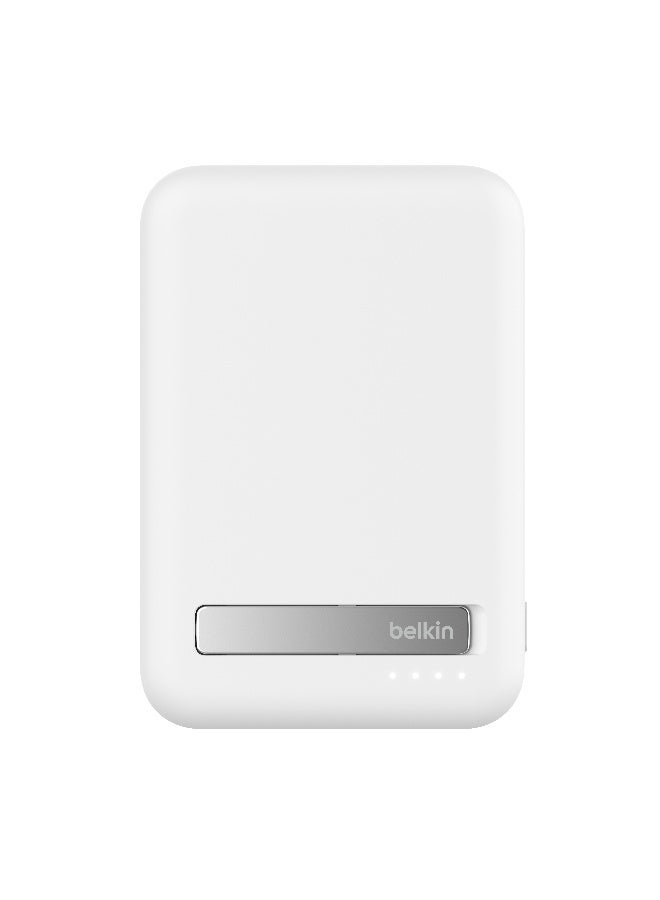 بيلكين الشاحن المحمول BoostCharge Pro من Belkin بقدرة 10000 مللي أمبير في الساعة مزود بتقنية Qi2؛ متوافق مع MagSafe + مسند مدمج ممتد – لـ iPhone 15 و15 Plus و15 Pro و15 Pro Max وiPhone 14 والمزيد - أبيض 10000 mAh - Image 5