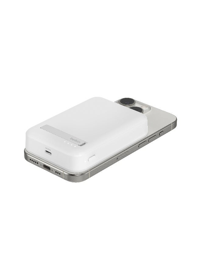 بيلكين الشاحن المحمول BoostCharge Pro من Belkin بقدرة 10000 مللي أمبير في الساعة مزود بتقنية Qi2؛ متوافق مع MagSafe + مسند مدمج ممتد – لـ iPhone 15 و15 Plus و15 Pro و15 Pro Max وiPhone 14 والمزيد - أبيض 10000 mAh - Image 3