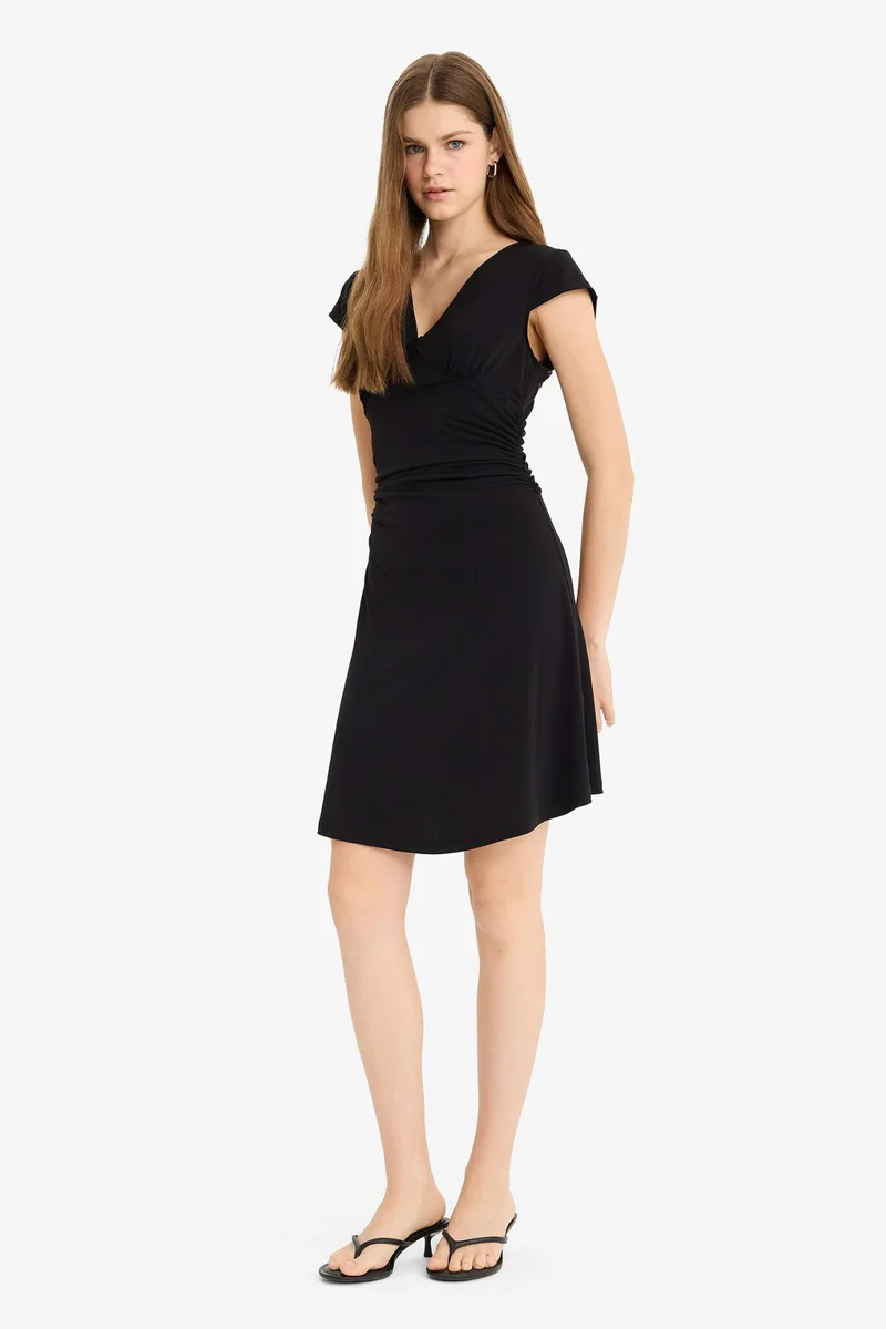 ديفاكتو V-Neck Short Sleeve Mini Dress