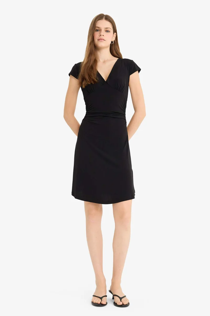 ديفاكتو V-Neck Short Sleeve Mini Dress