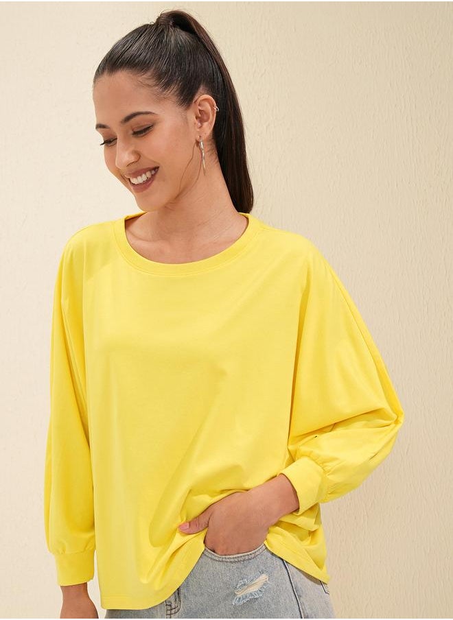 Tokyo Talkies Solid Round Neck Curved Hem T-Shirt by Styli  - Image 4
